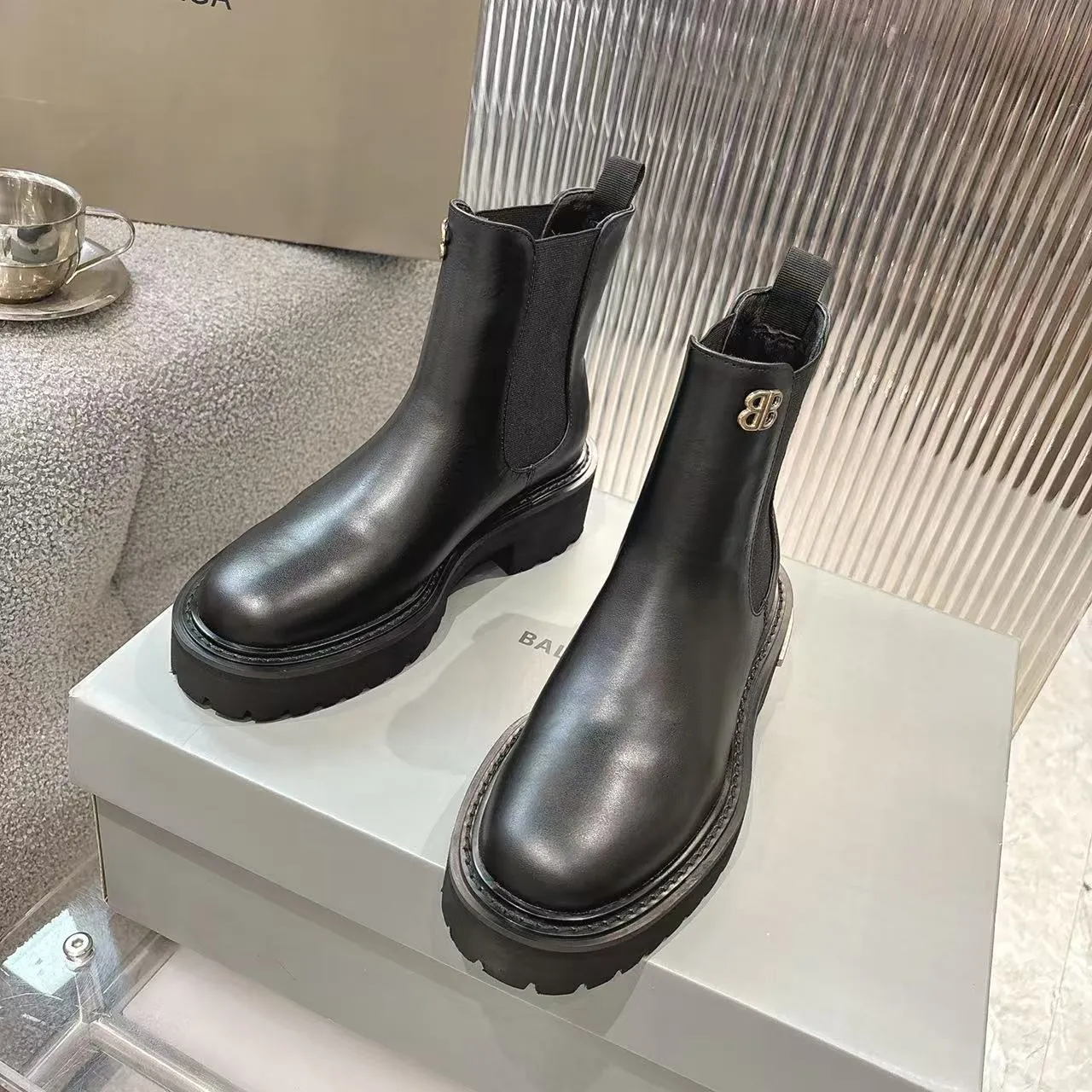 👟👟Ex-factory price 600👟👟 Balenciaga’s much-anticipated Venom Boots are now on sale. From Balenciaga 2025 FALL Series Venom Boots draws inspiration from motorcycle boots, with unique design as the core highlight. It not only enhances the stability of the boots, but also cleverly integrates the brand’s iconic hardware elements to highlight your personality. The design of the large tongue flap is even more unique, creating a casual and uninhibited style and breaking the stereotype of traditional shoes. This series of boots belongs to Balenciaga's 2025 fall non-catwalk products, showing the brand's creative extension beyond regular shows. Surface: Imported cowhide Lining: Sheepskin Size: 35-40 yards (custom-made sizes 41 are non-refundable)